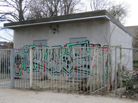 848529 Afbeelding van graffiti op het transformatorhuisje naast het kantorengebouw Van Esveldstraat 31 te Utrecht, dat ...
